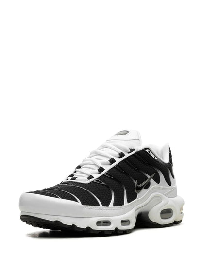 NIKE AIR MAX PLUS '' BLACK/WHITE'' SNEAKERS
